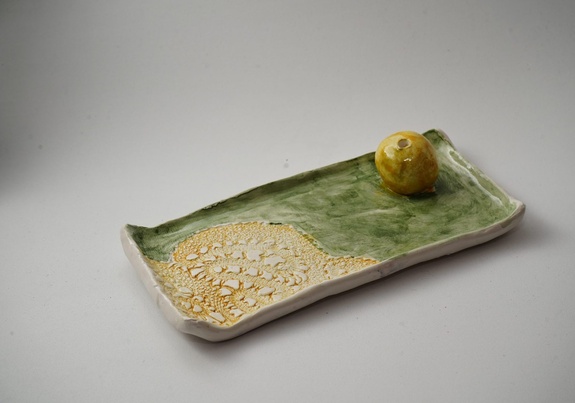 Vassoio in ceramica dipinto a mano