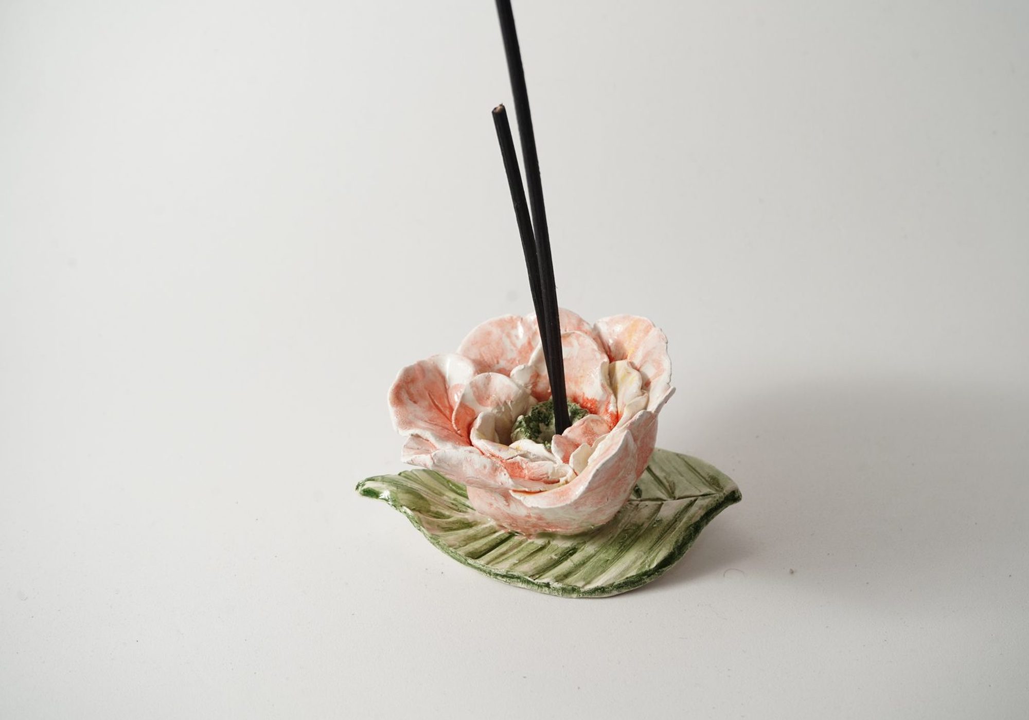 Portaincenso in ceramica a forma di fiore